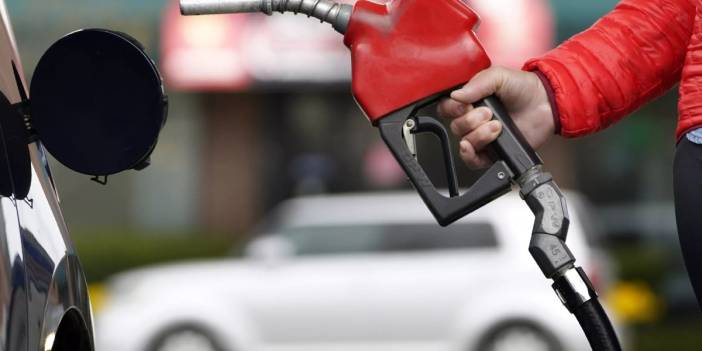 Akaryakıta tarihi zam: Benzin ve motorin fiyatı rekor seviyede