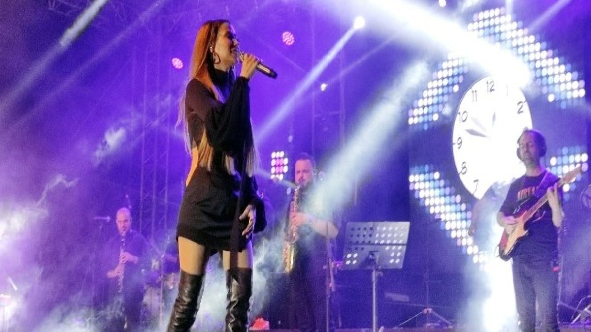 tehdit-ve-taciz-edilen-unlu-sarkici-sahnesinde-korku-dolu-anlar-yasadi-003.jpg